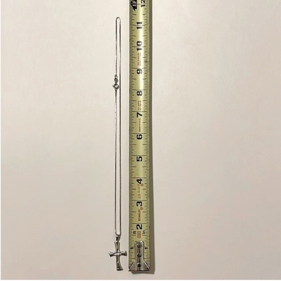 925 Sterling Silver Necklace w Cross Pendant - Picture 5 of 7